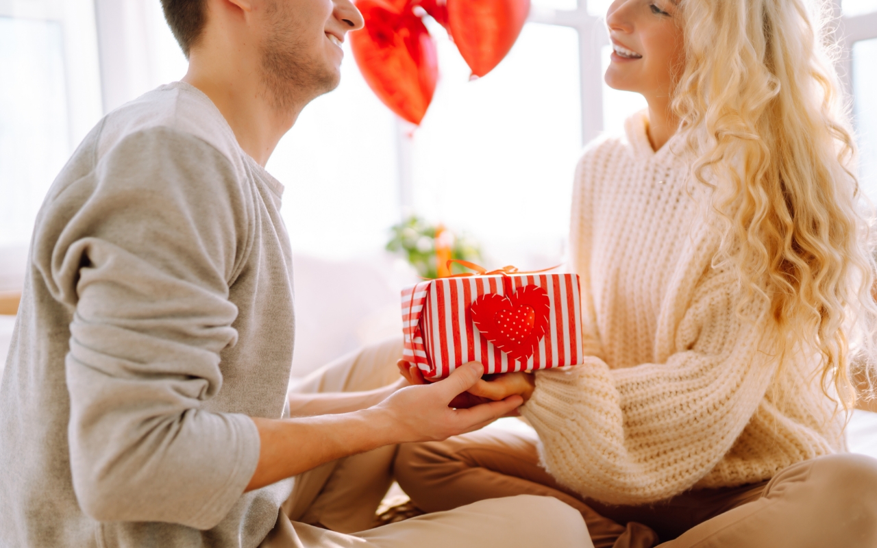 para wręczająca sobie prezent